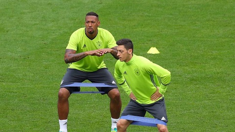 Nội bộ tuyển Đức có biến: Ozil “đá đểu” Boateng