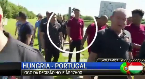 SOC Ronaldo giat micro cua phong vien roi nem xuong ho nuoc hinh anh