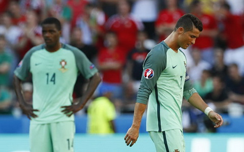 Gop cong dau giup doi nha di tiep nhung Ronaldo co ly do de khong vui. Anh: Reuters.