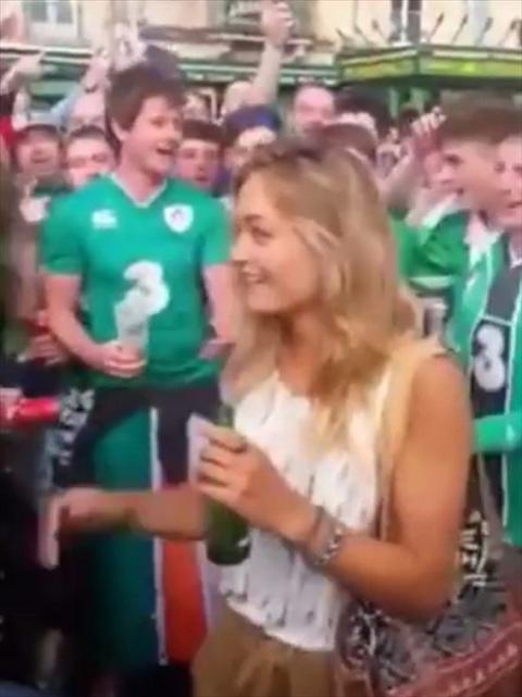 Can canh bong hong tuoi teen khien trieu fan Ireland ban loan hinh anh