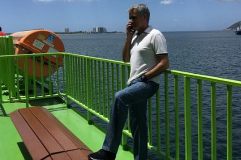 HLV Jose Mourinho đi nghỉ mát trước ngày nhận chức ở M.U