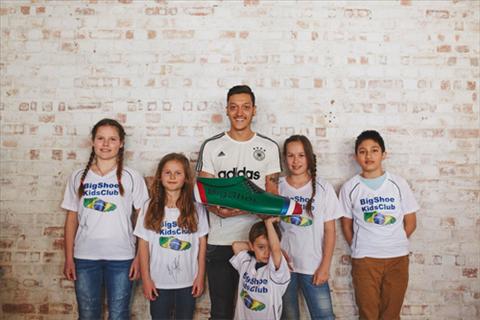 Ozil và Pogba thể hiện nghĩa cử cao đẹp