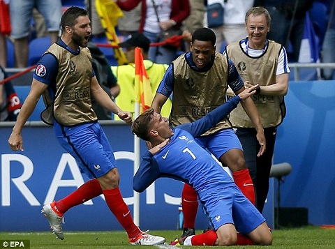 Griezmann lập cú đúp sau đợt phản công nhanh (Trực tiếp Pháp 2-1 CH Ireland)