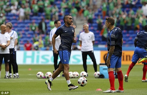 Nhạc trưởng Dimitri Payet làm nóng người trước trận đấu Pháp vs CH Ireland