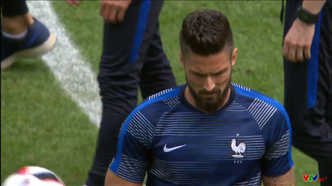 Tiền đạo Giroud khởi động trước trận Pháp vs CH Ireland