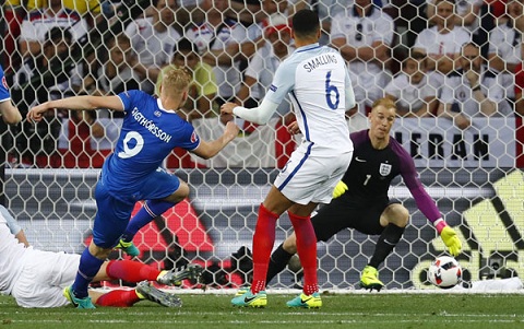 Joe Hart lai mac loi trong ban thua thu hai. Anh: Reuters.