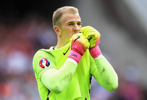 Thu thanh Joe Hart the hien tinh yeu voi tuyen Anh. Tuy nhien, phong do thieu on dinh cua anh lai gop phan khien Tam su phai noi loi chia tay Euro 2016 som hon du kien.