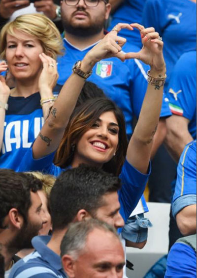 Ba nguòi dẹp Francesca Cormanni, Jenny Insigne và Chiara Biasi là bạn gái của Matteo Darmian, Lorenzo Insigne và     Simone Zaza hào húng tói san Stade de France hom 27/6 khi Italy gạp Tay Ban Nha tại vòng 16 dọi. Nguòi yeu của Loren