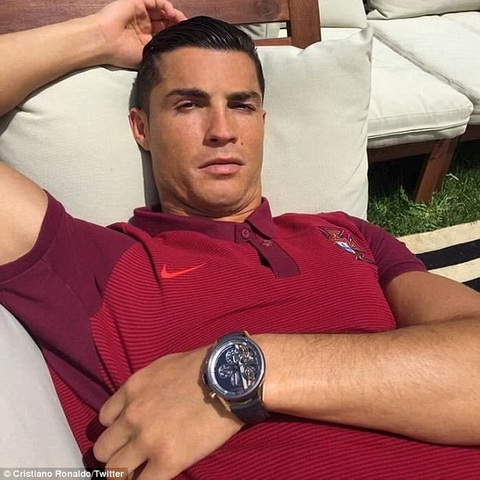 Ronaldo khoe dong ho hang hieu truoc tu ket Euro 2016 hinh anh