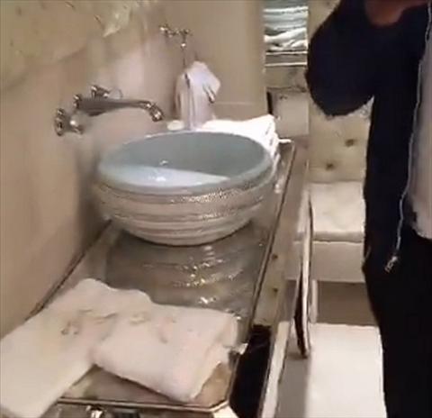 Sterling bị chửi mắng thậm tệ vì tội khoe của lúc ĐT Anh đại bại