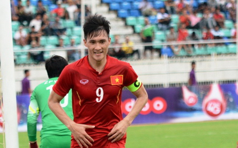 Cong Vinh gia tu DT Viet Nam sau AFF Cup 2016 hinh anh
