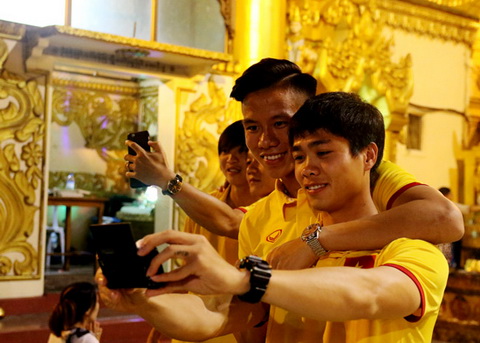 Công Phượng và Quế Ngọc Hải gây bão với ảnh tình tứ