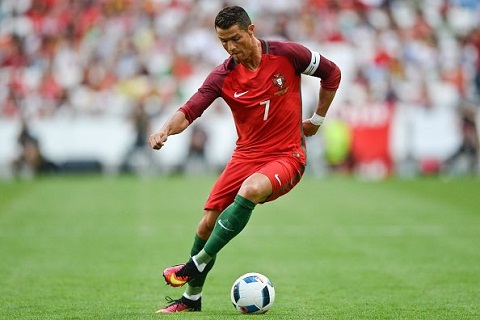 Ronaldo than nhien sau thang loi huy diet Estonia hinh anh