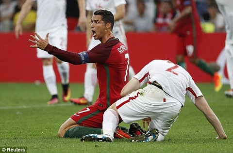 Ronaldo da thi dau ra sao o tran tu ket Euro 2016 Ba Lan vs BDN hinh anh