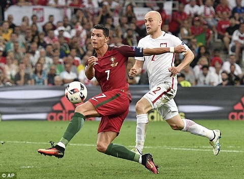 Choi duoi muc trung binh, Ronaldo van duoc HLV Santos khen ngoi hinh anh
