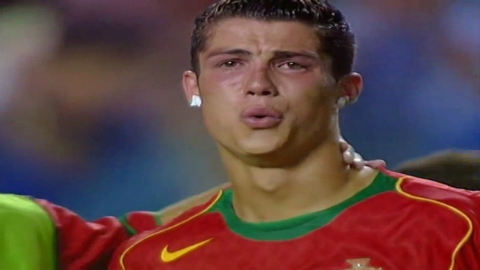 Ronaldo khoc nuc no Euro 2004