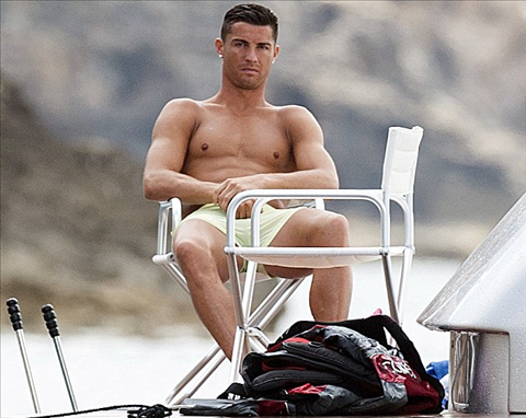 Chùm ảnh: Ronaldo khoe thân hình siêu chuẩn trong kỳ nghỉ cùng gia đình