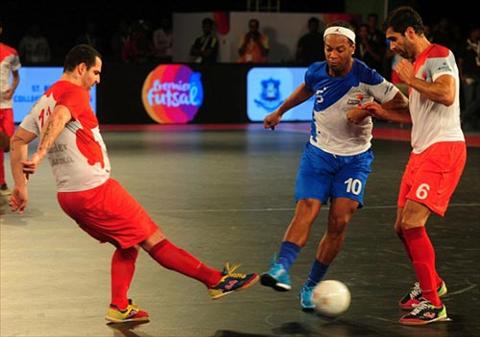 Ronaldinho, Ryan Giggs quay ra sao o ngay khai mac giai Futsal An Do hinh anh