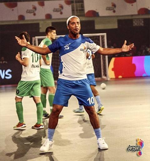 Sieu sao Ronaldinho ghi 5 ban o giai Futsal An Do hinh anh