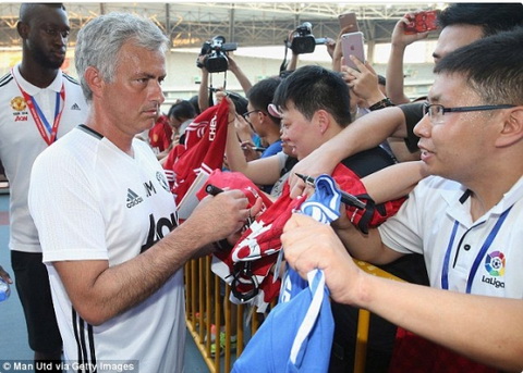 Jose Mourinho nhận mưa gạch từ CĐV Chelsea
