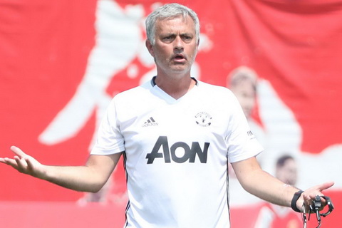 Thanh lý 9 cầu thủ, Mourinho đang phá nát tương lai M.U?