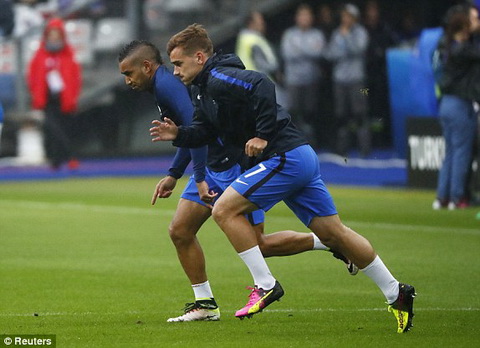 Tiền đạo Antoine Griezmann làm nóng người trước trận đấu Pháp vs Iceland