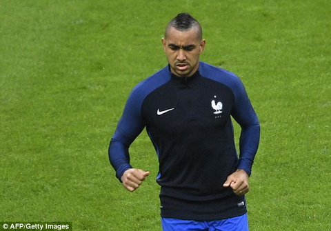 Tiền vệ Dimitri Payet sút xa không quá nguy hiểm (Trực tiếp Pháp vs Iceland)