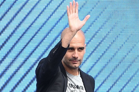 Pep Guardiola đá đểu hàng xóm trong ngày ra mắt Man City