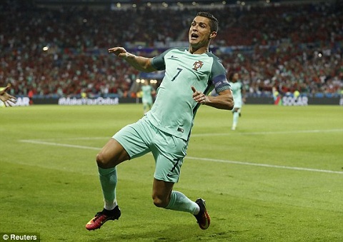 Tỏa sáng trước xứ Wales, Ronaldo thiết lập hàng loạt kỷ lục