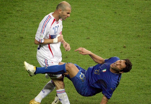 Materazzi tiet lo bi mat dong troi trong vu thiet dau cong cua Zidane hinh anh