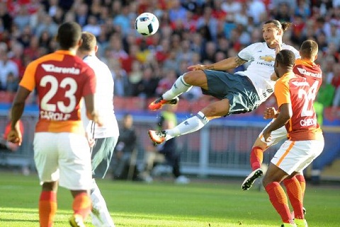 Tuần đầu tiên của Ibrahimovic tại M.U: Có tài năng, không ngạo mạn