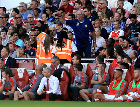 CĐV Arsenal chỉ tay chửi HLV Wenger