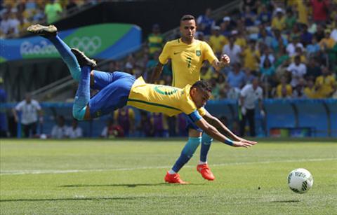 Pha lan xa cua Neymar giup Brazil co ban thang mo ty so sau chi 14 giay
