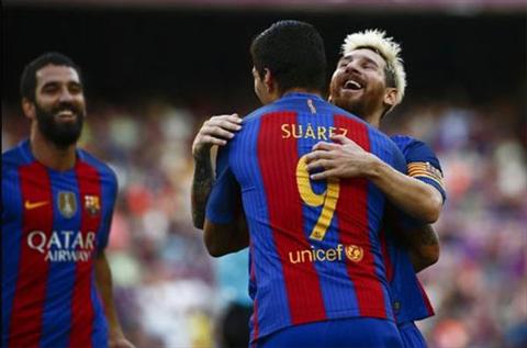 Arda Turan, Suarez va Messi chung suc tao nen con mua ban. Anh: Reuters.