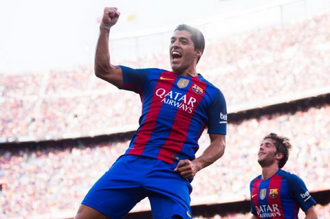 Luis Suarez dang co phong do ghi ban an tuong trong mau ao Barcelona.