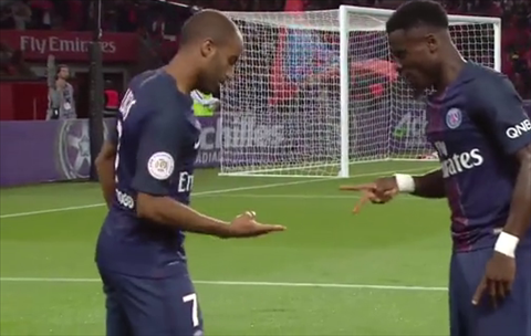 Sao PSG ăn mừng bàn thắng kiểu ... oẳn tù tì