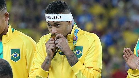 Khi ngoi sao Neymar duoc chi em xep hang cho len giuong hinh anh