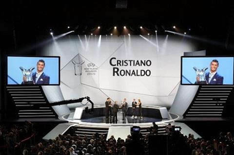 Cristiano Ronaldo mac dep tai le boc tham chia bang UEFA hinh anh 2