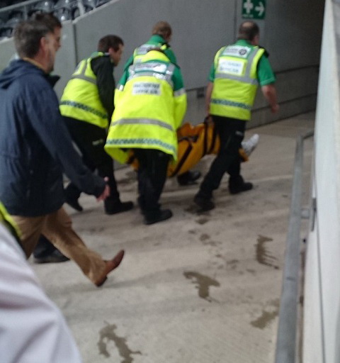 Ăn mừng bàn thắng của Rashford, fan MU ... gãy chân