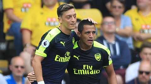Mesut Ozil: Thùng thuốc giúp Sanchez phát nổ