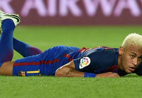 Neymar khong ganh noi hang cong trong khi Messi va Suarez khong da chinh. Anh: Reuters