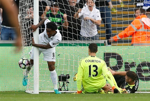 Gary Cahill: “Đứng trên mặt trăng cũng thấy tôi bị phạm lỗi”