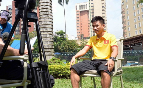 Hai nguoi hung cua futsal Viet Nam duoc FIFA phong van hinh anh
