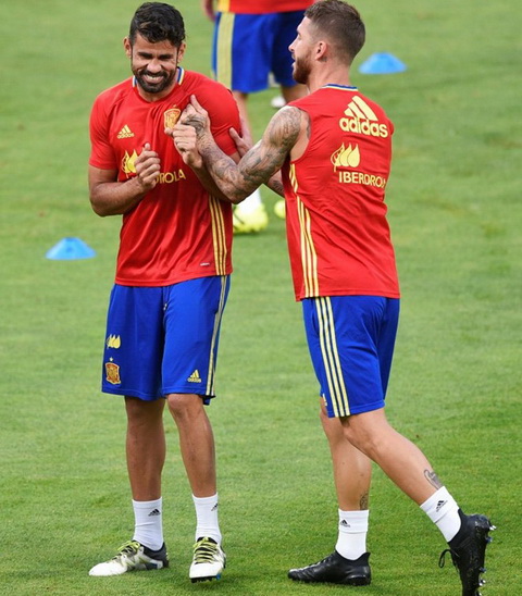 Lý do Sergio Ramos sơn đen toàn bộ giày