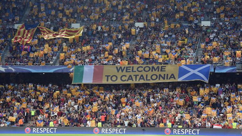 Barcelona dung truoc an phat tu UEFA khi dong y cho CDV su dung co Catalonia tren cac khan dai.