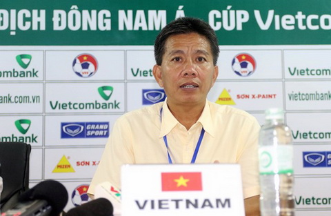 HLV Hoàng Anh Tuấn kiểm điểm sâu sắc hàng thủ U19 Việt Nam