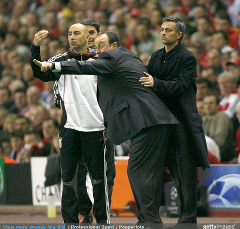 Jose Mourinho - Rafael Benitez: Khi trong tai bien biet ghi ban2