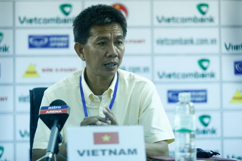 HLV Hoang Anh Tuan lan dau khen hoc tro o tuyen U19 Viet Nam hinh anh