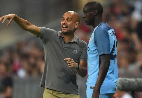 Guardiola đe dọa Yaya Toure: Xin lỗi hoặc biến khỏi Man City