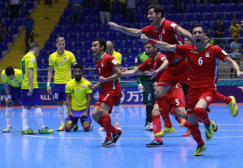 CUC SOC Futsal Brazil van bi Iran loai o vong 18 Futsal World Cup 2016 hinh anh